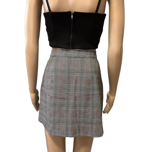 Chic Grey Plaid Wrap Skirt with Buttons - Picture 2 of 7